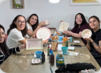 Grupo de amigas pintando